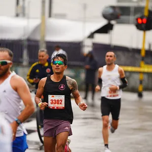 Atleta corriendo por una avenida amplia