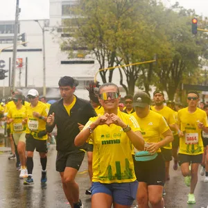 Corredores bajo la lluvia