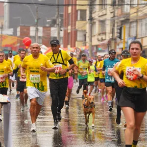 Corredores corriendo en grupo la carrera 21k