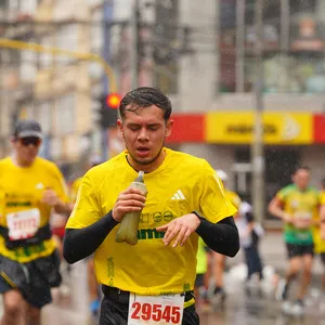 Atleta corriendo bajo la lluvia la carrera atlética hoy en Bogotá