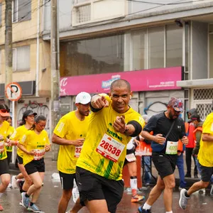 Atleta señalando a la cámara feliz