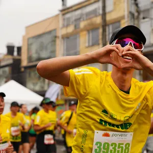 Atleta haciendo un corazón con las manos y mirando a la cámara