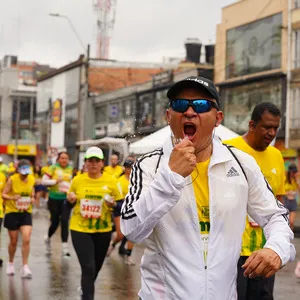 Corredores pasando por una zona de aplausos