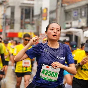 Atleta mostrando su número de competencia