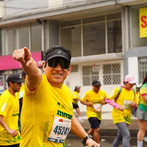 Participante animado por los aplausos