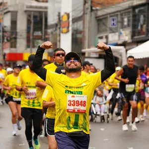 Corredores corriendo en un grupo la carrera atlética