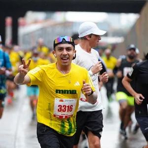 Atleta manteniendo el ritmo en una cuesta