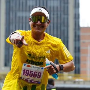 Atleta con mirada fija en la cámara