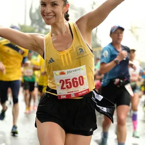 Participante celebrando la carrera atlética Bogotá