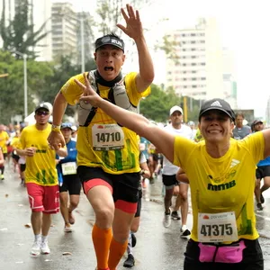 Participante animando a sus compañeros de carrera