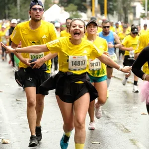 Atleta corriendo con expresión de alegría la media maratón de Bogotá