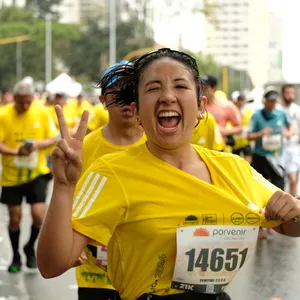 Atleta mostrando orgullo por su número de dorsal