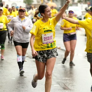 Atleta corriendo en carrera organizada por Correcaminos de Colombia