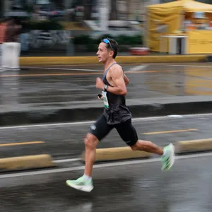 Participante corriendo con determinación, media maratón de Bogotá 2024