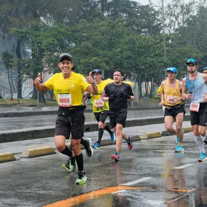 Grupo de amigos corriendo en media maratón