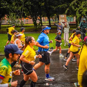 Grupo de corredores en una recta larga