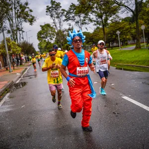 Participante animando a sus compañeros de carrera