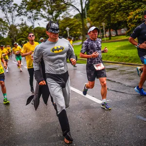 Batman corriendo junto a otros competidores