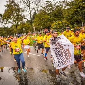 Corredores compartiendo la experiencia de la media maratón