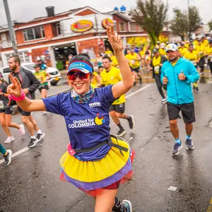 Participante corriendo con determinación en la media maratón de Bogotá