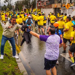 Atleta disfrutando del ambiente festivo de la carrera