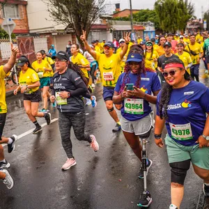 Atleta corriendo con una sonrisa de satisfacción mmB 2024