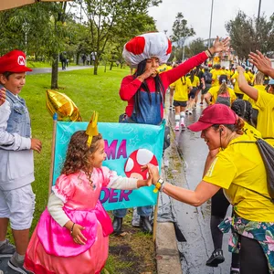 Participante disfrutando del apoyo del público