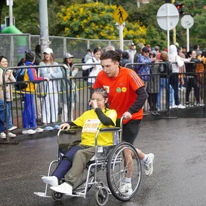 Atleta en silla de ruedas corriendo la mmB 2024