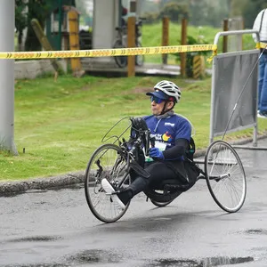 Atleta en condición de discapacidad corriendo la carrera atlética