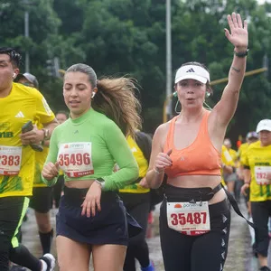 Amigas corriendo juntas