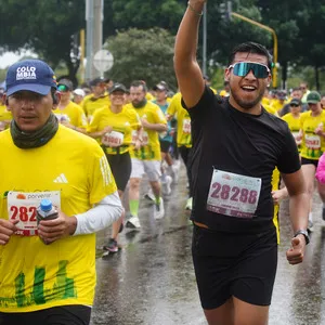 Atleta levantando un brazo