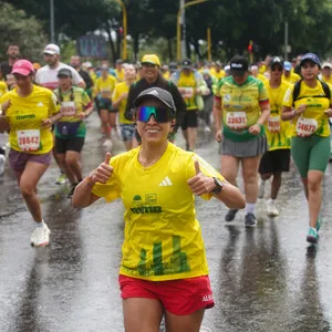 Mujer feliz corriendo la mmB