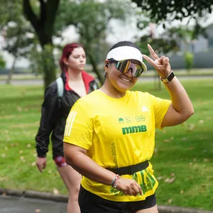 Atleta corriendo junto a otros competidores