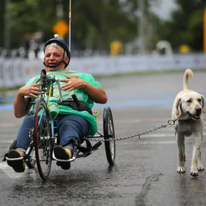 Atleta corriendo con perro la carrera