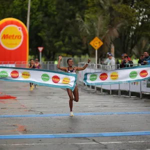 Cruzando la meta en la carrera atlética