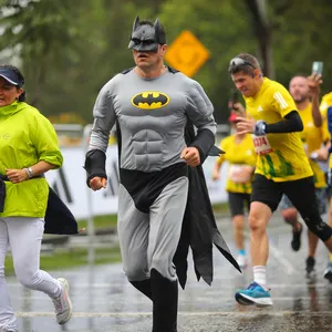 Corredores avanzando con energía en la media maratón