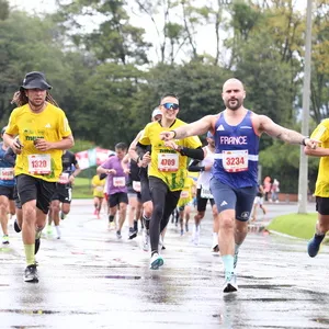 Corredores avanzando a buen ritmo en grupo