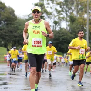 Atleta con mirada fija en el horizonte