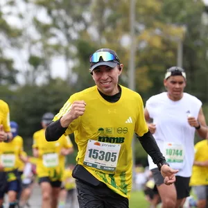 Atleta corriendo y sacando la lengua en la mmB