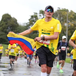 Participante corriendo en asfalto la media maraton bogota