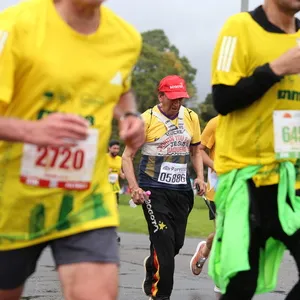 Participante con perro en la media maraton de bogota recorrido