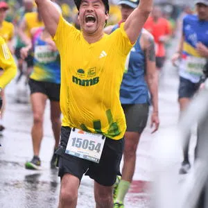 Participante corriendo junto a otros atletas la ruta media maraton.