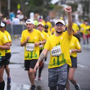 Corredores avanzando con determinación en la carrera.