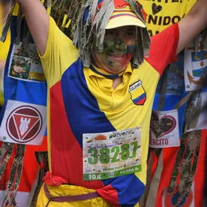 Participante disfrazado corriendo la media maratón de Bogota