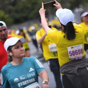 Participante mostrando su número de compatencia en carrera de ruta