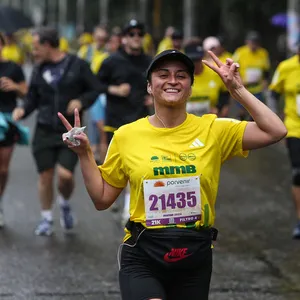 Participante corriendo con el logo de la carrera.