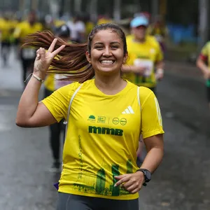 Atleta con camiseta conmemorativa de la media maratón.