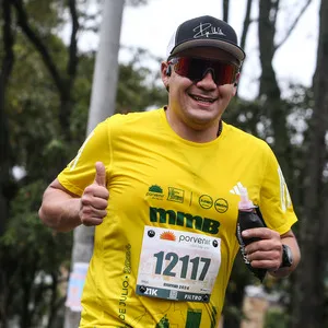 Atleta corriendo con mirada fija en la meta.