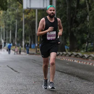 Competidor corriendo carrera atletica bogota