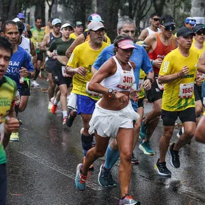 Grupo de corredores en una zona de sombra.